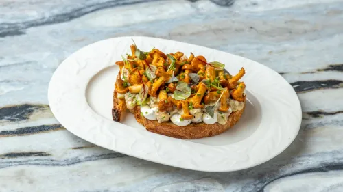 Летнее меню с лисичками в Atlantica Bistro.