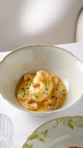 Кнеля из щуки, судака и лосося с магаданскими креветками и соусом биск.webp