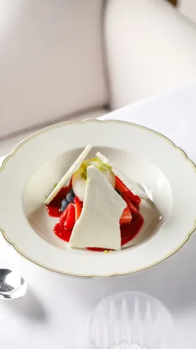 Павлова с белым шоколадом, свежими ягодами и личи.webp