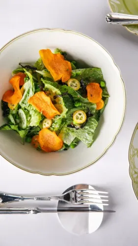 Зеленый салат из романо с авокадо, физалисом и кумкватом.webp