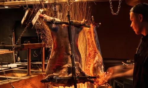 Maya запускает субботний ритуал — целый ягнёнок на аргентинском вертеле-эстаке