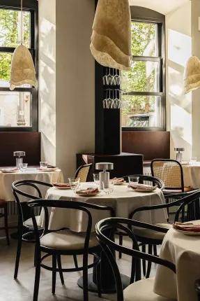 thetaste_moscow-champagne-charlie-s-bistro-03.webp