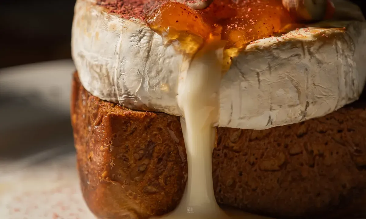 Кофейная бриошь с запечённым камамбером в Cazaban Bistro