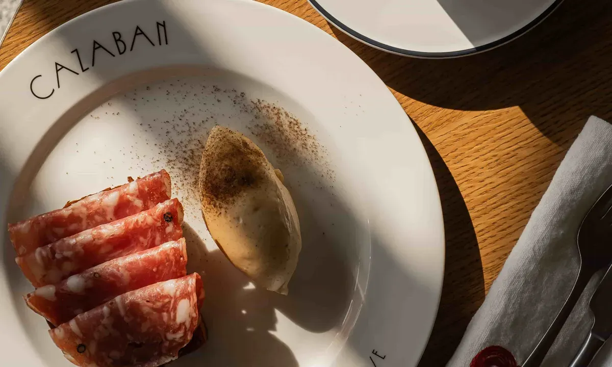 Кофейная бриошь с салями каччиаторе в Cazaban — коллаборация с Camera Obscura