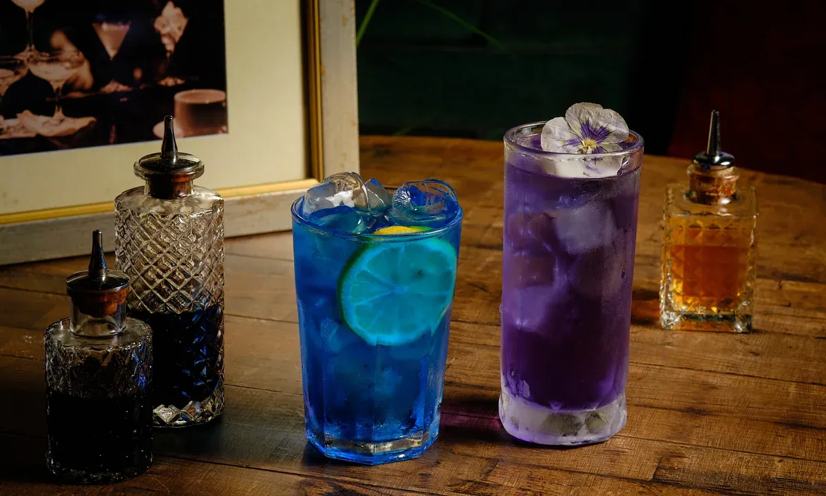 Коктейли Blue Lagoon и Amethyst Lagoon в баре Mr. Help & Friends