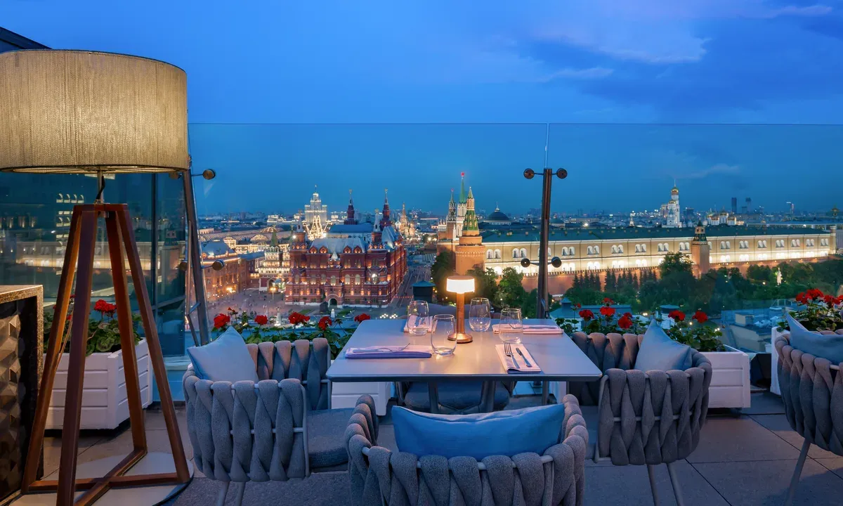 Вечерняя терраса O2 Restaurant на крыше The Carlton Moscow