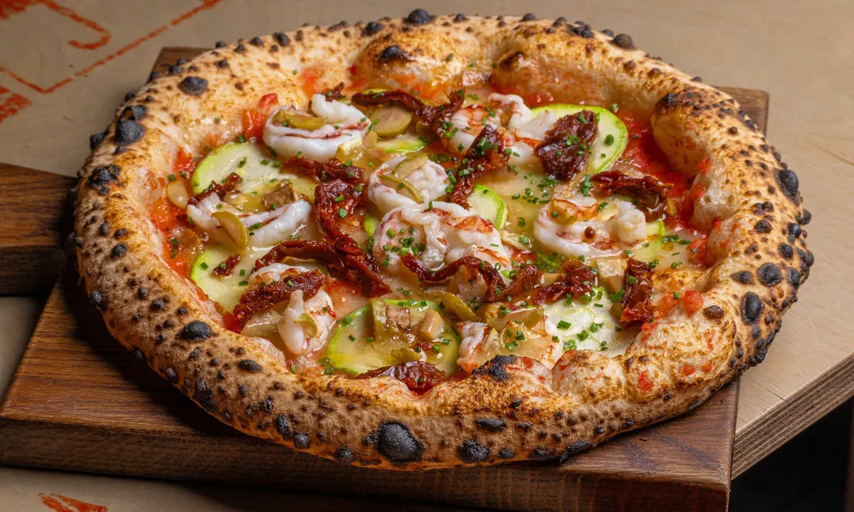 Шефская пицца Егора Калинина в Pizza 22 cm — лангустины, таледжио и медовый чили с трюфелем