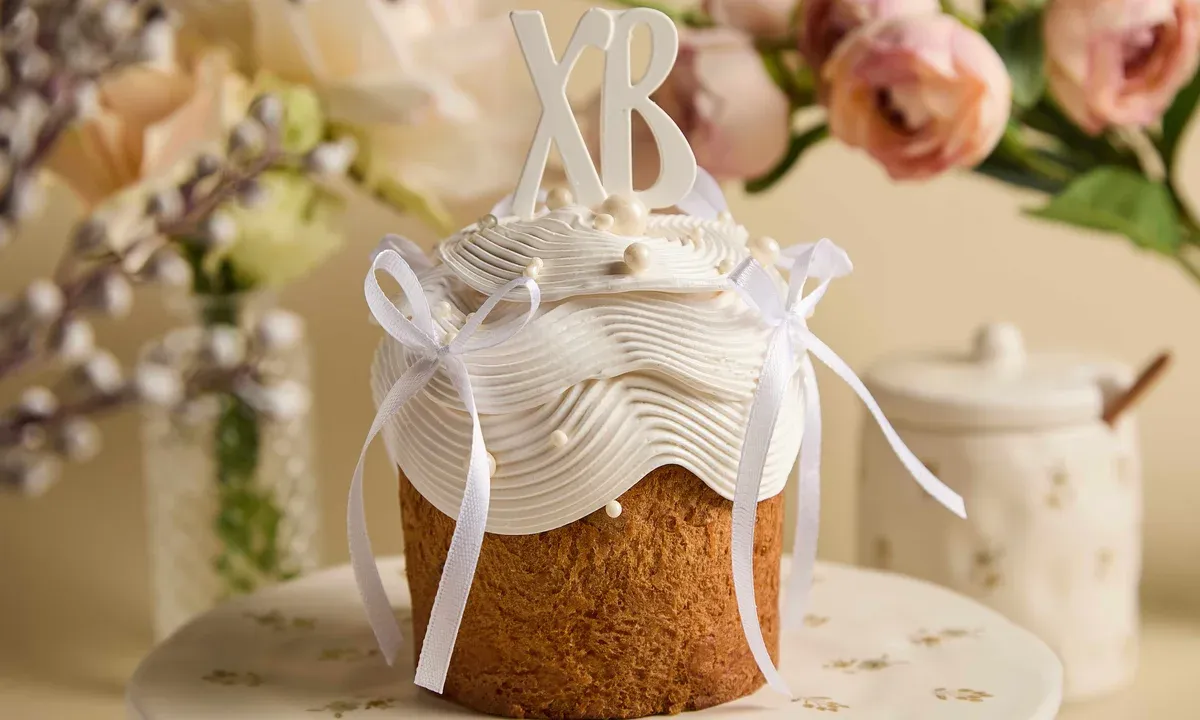 Пасхальный кулич Ribambelle — крупный план с декором