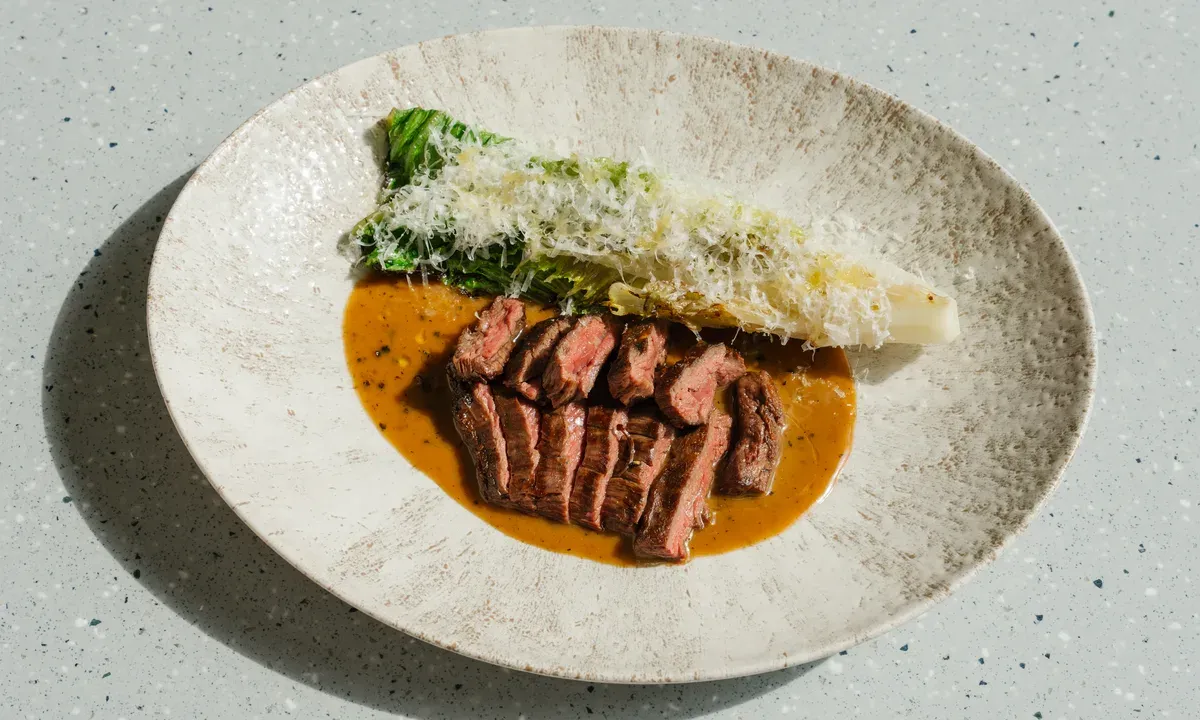 Стейк мачете с салатом-гриль в Share bistro