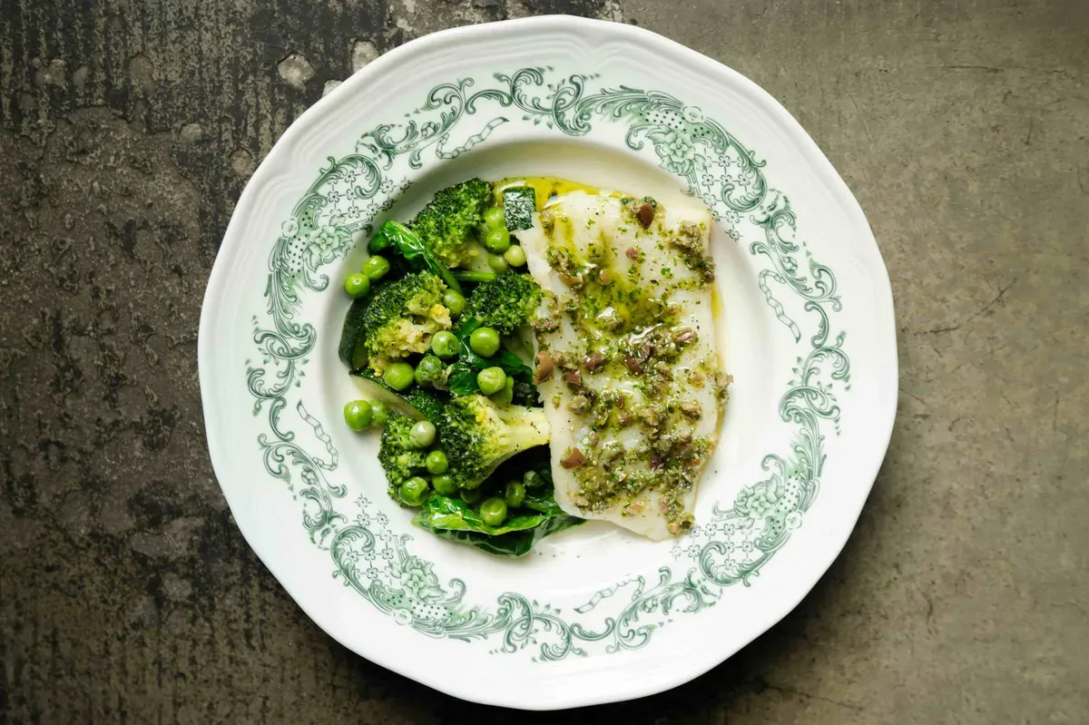 Ресторан Tilda — мурманский палтус с зелёными овощами