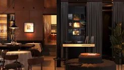 Chef’s table и дубовый стол в центре зала. 