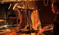 Maya запускает субботний ритуал — целый ягнёнок на аргентинском вертеле-эстаке