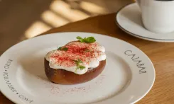 Кофейная бриошь и двойной пейринг: Cazaban × Camera Obscura в апреле