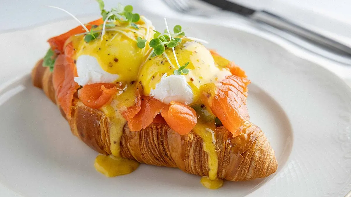 Бенедикт на круассане с лососем