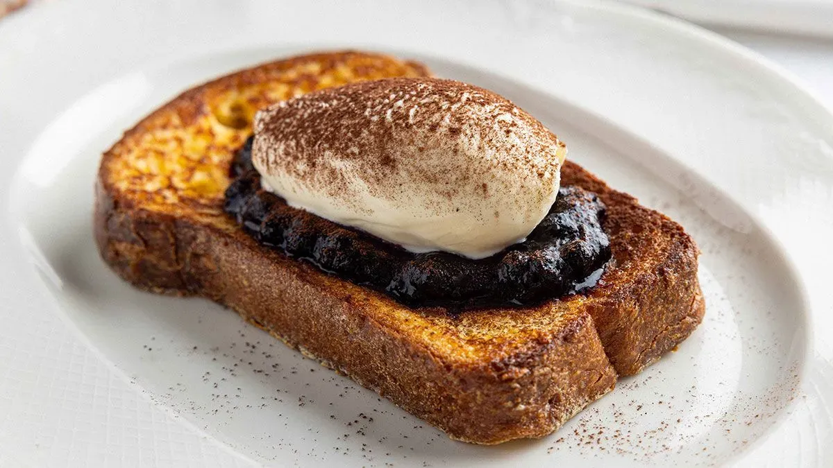 Жареная бриошь с черничным вареньем, мороженое тирамису